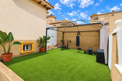 he27704sunlitmediterraneanbackyardgym