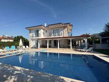 TC1939-1-villa-stands-on-a-large-plot