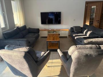 TC1939-Ample-seating-for-large-family
