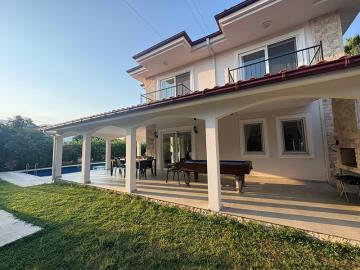 TC1939-garden-view-of-villa