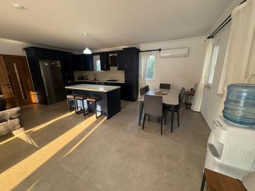 TC1939-kitchen-with-breakfast-bar