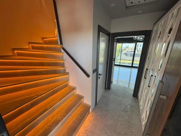 TC1944-entrance-and-stairs