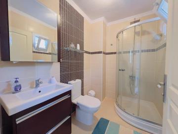 TC1988-en-suite-modern-bathroom