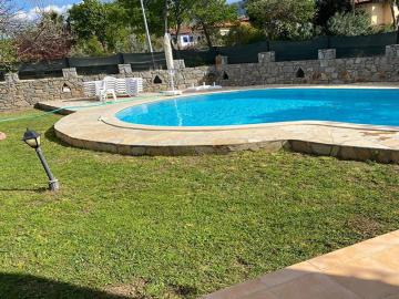 TC2001-private-gardens-and-pool