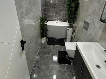 TC2005-family-bathroom