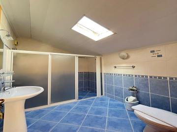 TC2006-family-bathroom