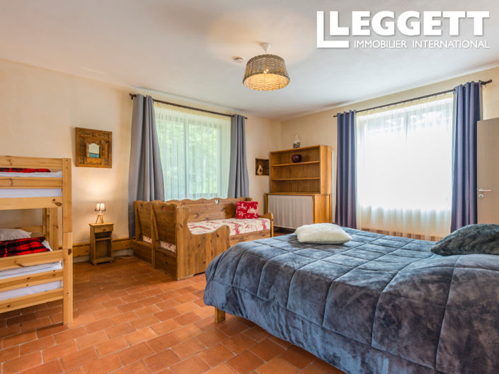Image No.9-5 Bed House for sale