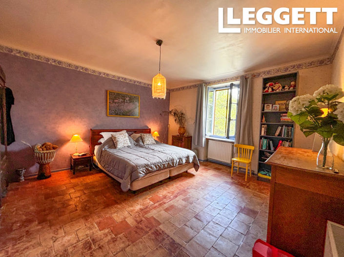 Image No.7-10 Bed House for sale