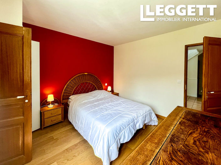 Image No.8-5 Bed House for sale