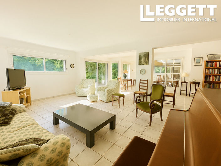 Image No.8-5 Bed House for sale
