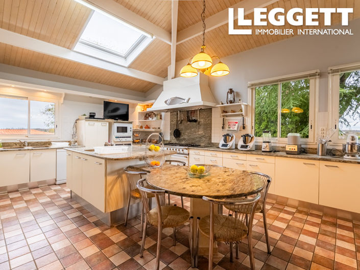 Image No.5-8 Bed House for sale