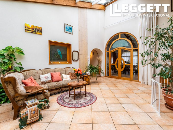 Image No.6-8 Bed House for sale