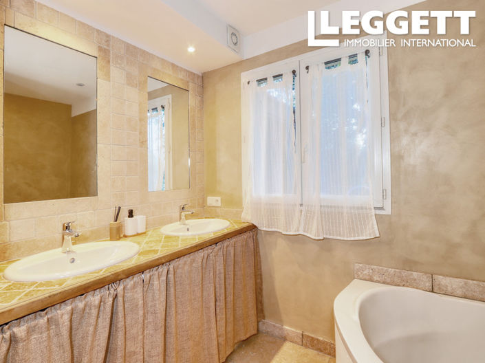 Image No.8-3 Bed House for sale