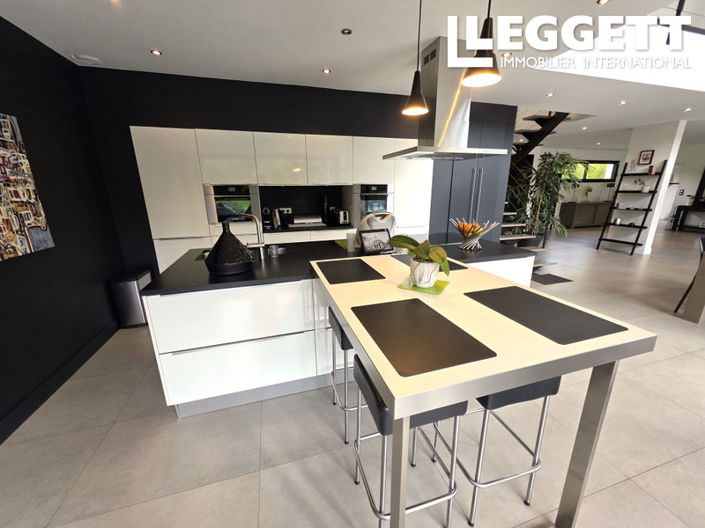 Image No.4-6 Bed House for sale
