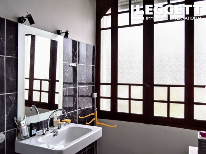 Image No.9-6 Bed House for sale