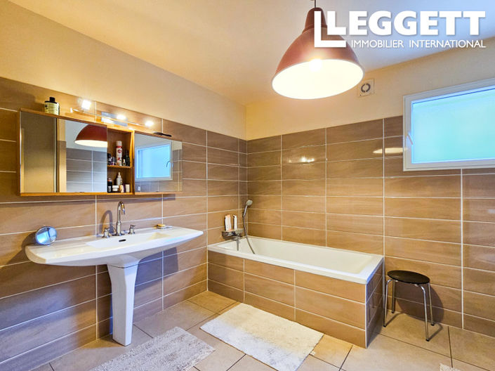 Image No.10-8 Bed House for sale