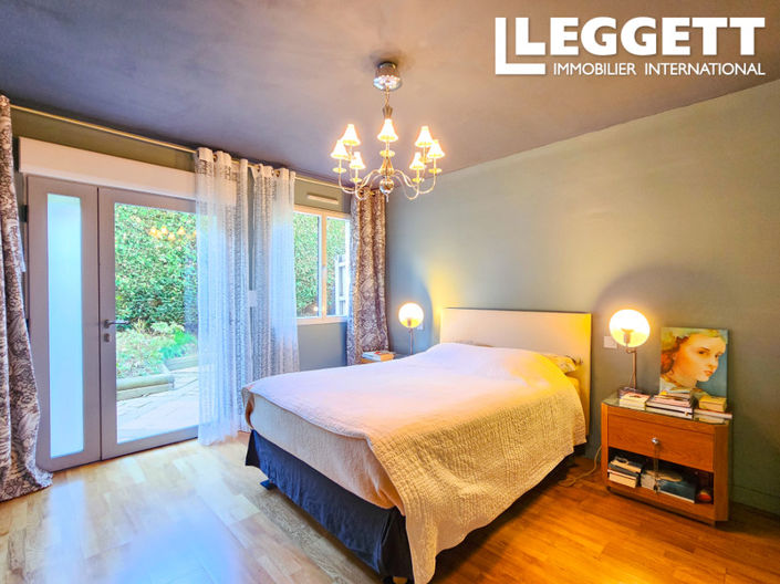 Image No.5-8 Bed House for sale