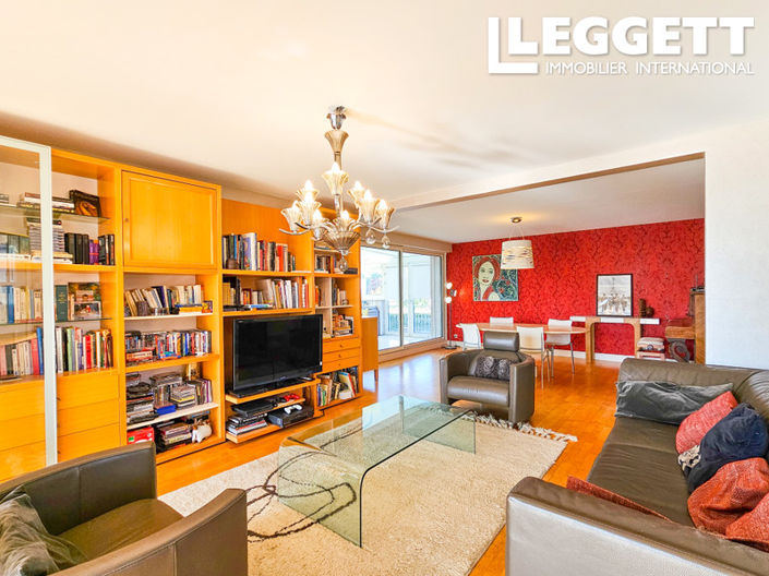 Image No.8-8 Bed House for sale
