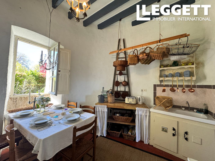Image No.8-10 Bed House for sale