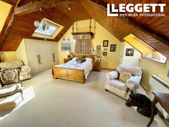 Image No.8-5 Bed House for sale