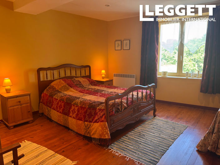 Image No.8-5 Bed House for sale