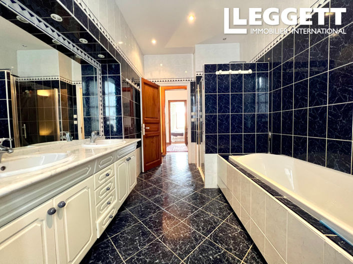 Image No.8-5 Bed House for sale