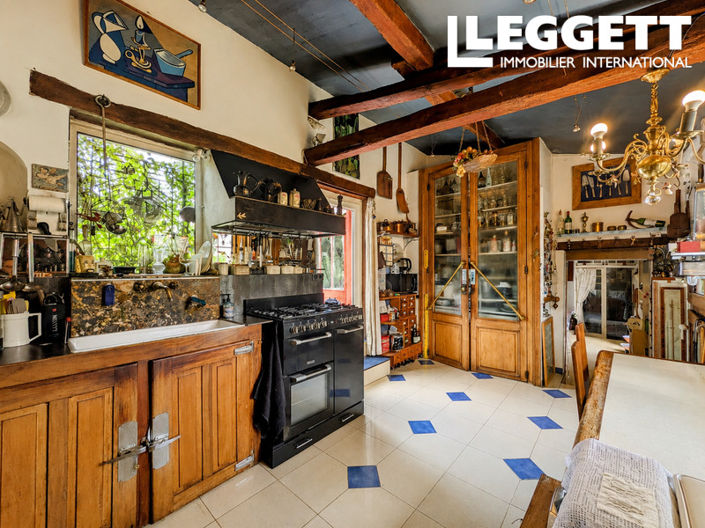 Image No.8-8 Bed House for sale