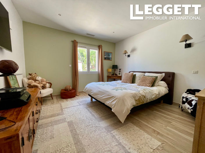 Image No.8-5 Bed House for sale