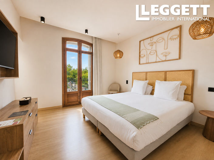 Image No.4-11 Bed Commercial for sale