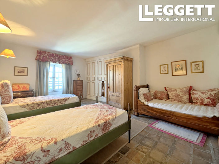 Image No.8-5 Bed House for sale