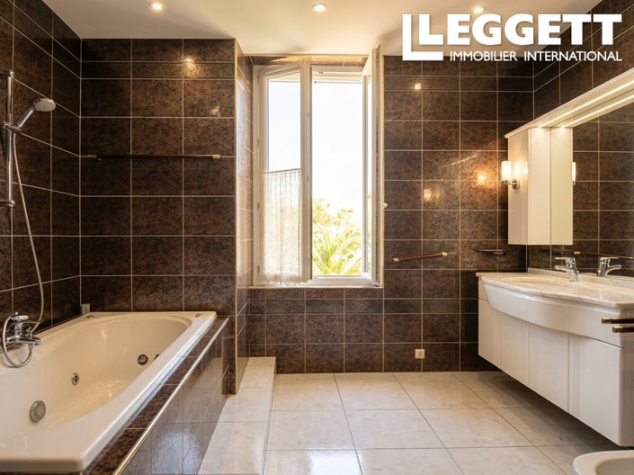 Image No.8-9 Bed House for sale