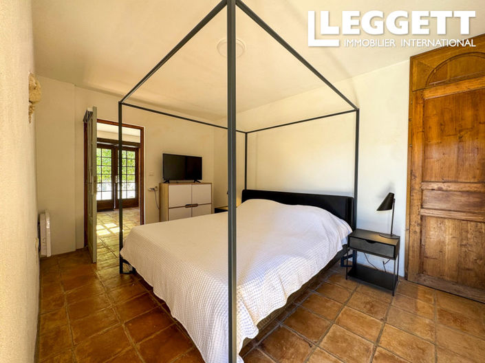 Image No.9-5 Bed House for sale
