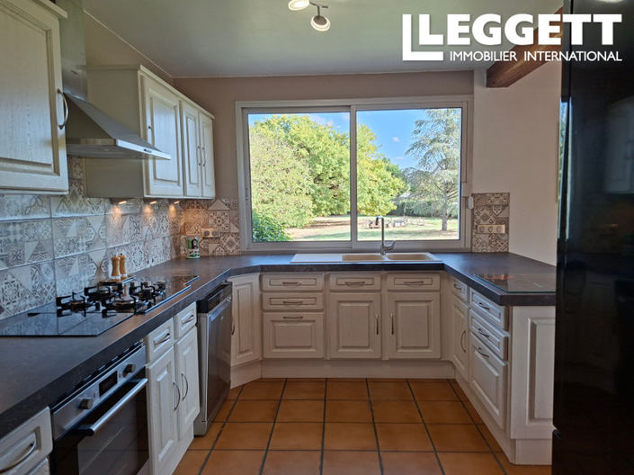 Image No.8-5 Bed House for sale