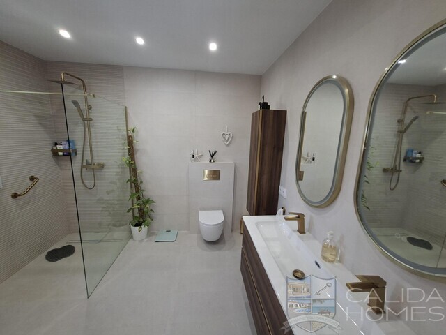 Image No.19-5 Bed Villa for sale