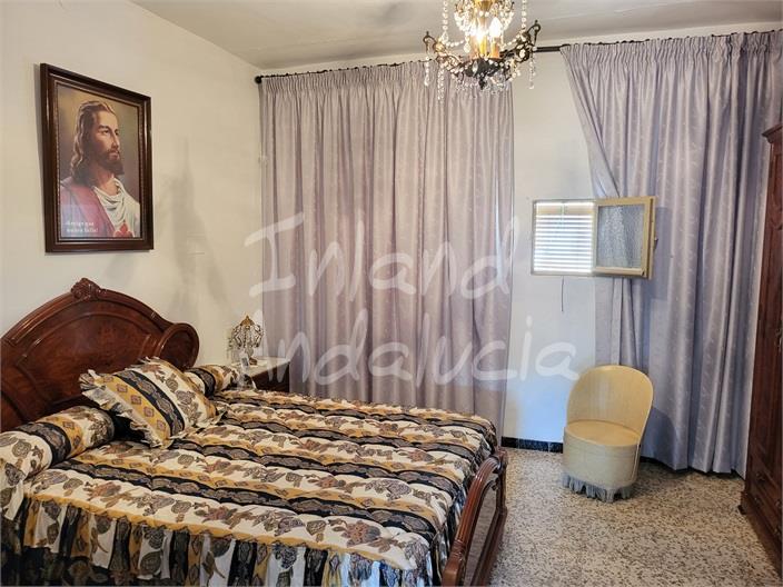 Image No.8-5 Bed House for sale