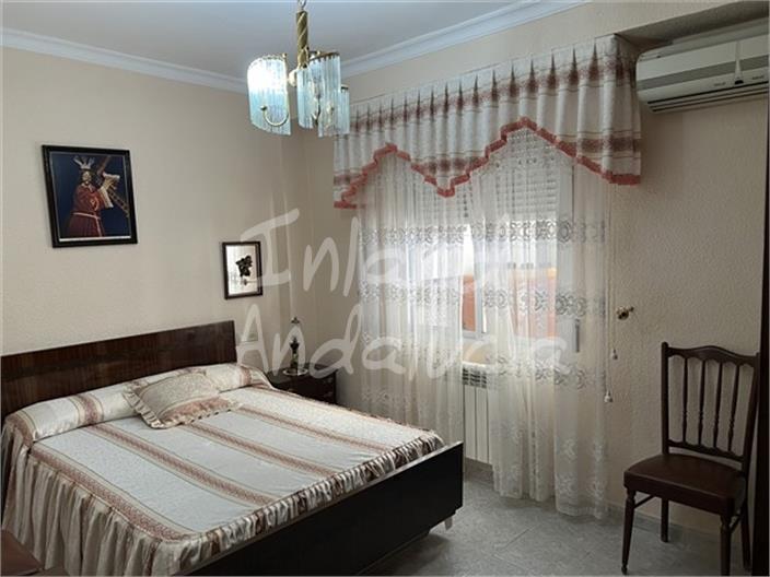 Image No.8-3 Bed House for sale