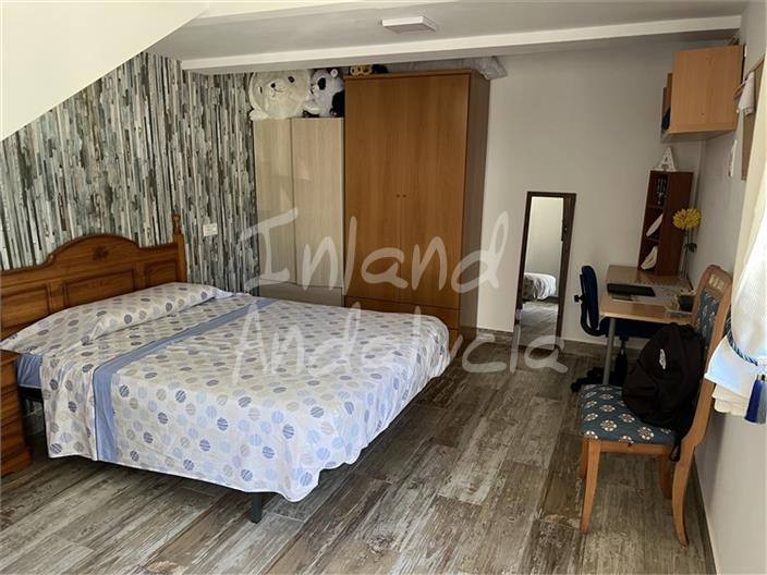 Image No.11-2 Bed House for sale