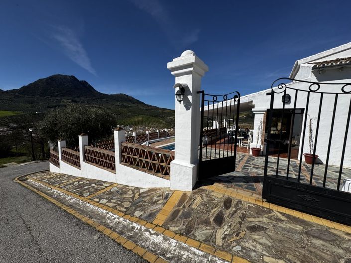 Image No.26-3 Bed Property for sale