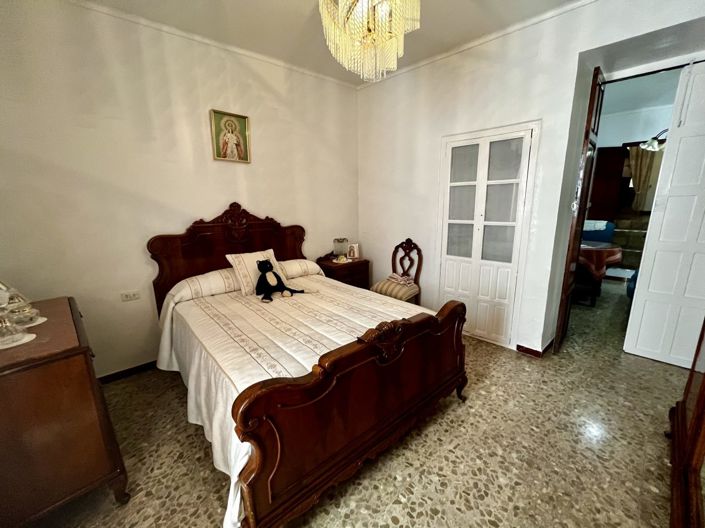 Image No.5-4 Bed Property for sale