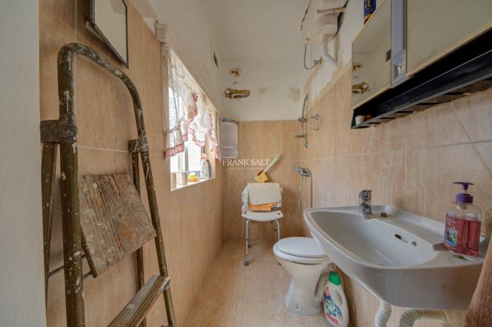 Image No.19-3 Bed Property for sale
