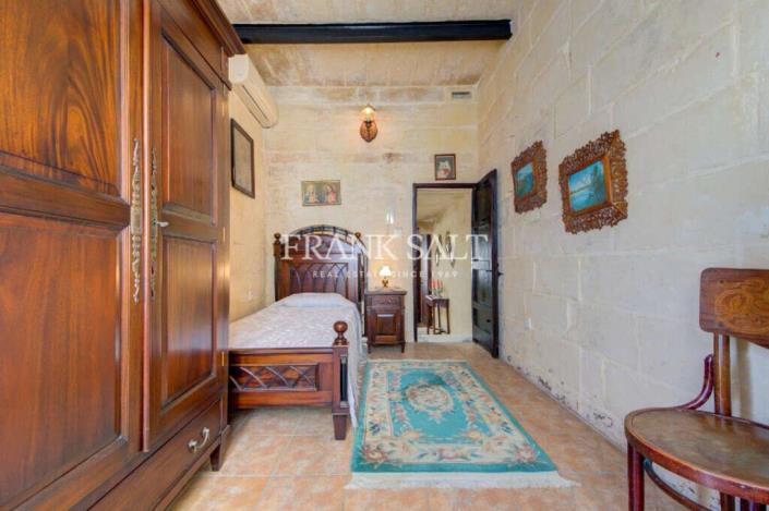 Image No.18-2 Bed Property for sale