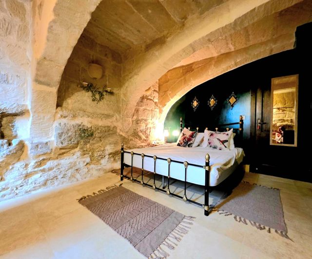 Image No.15-5 Bed Property for sale