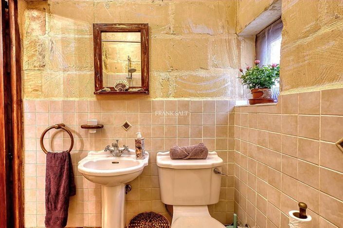 Image No.24-5 Bed Property for sale
