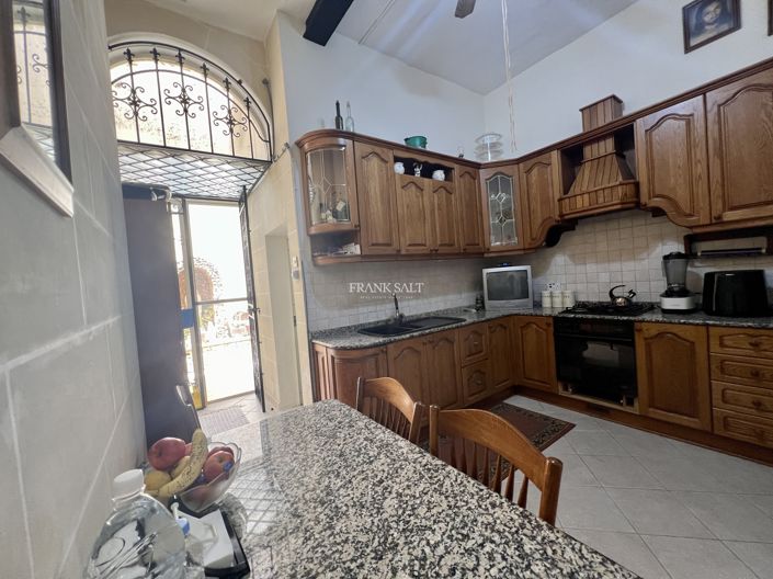 Image No.3-3 Bed Property for sale