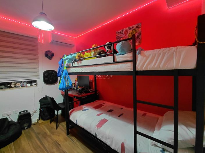 Image No.12-4 Bed Property for sale