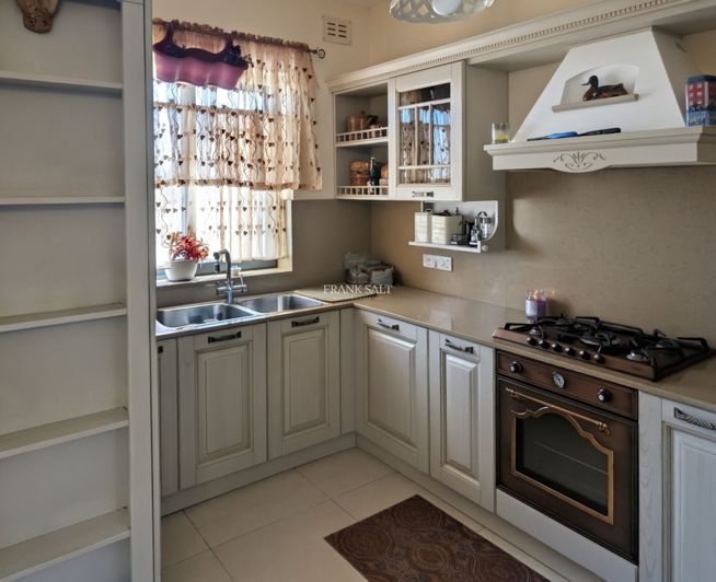 Image No.10-3 Bed Property for sale