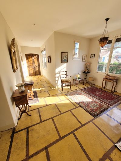 Image No.9-5 Bed Property for sale