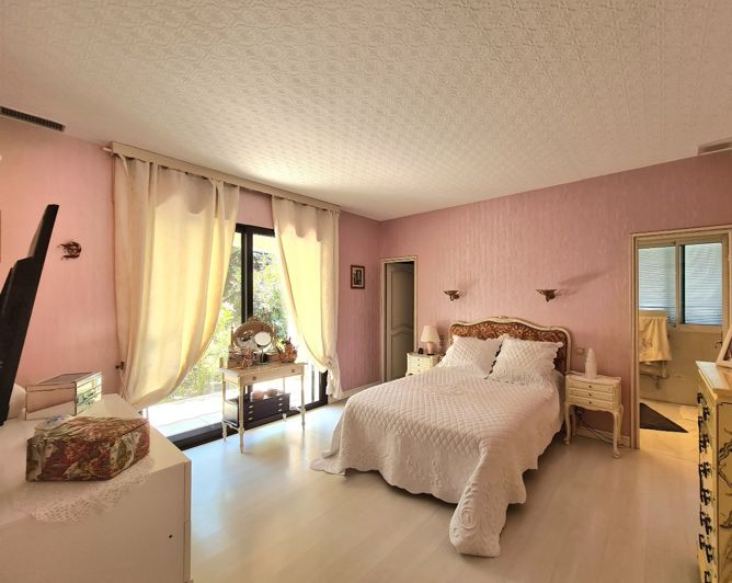 Image No.17-4 Bed Property for sale