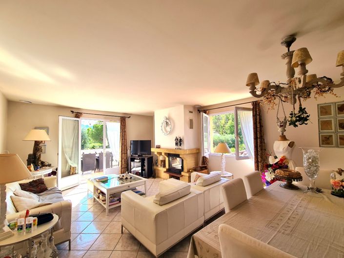 Image No.17-7 Bed Property for sale