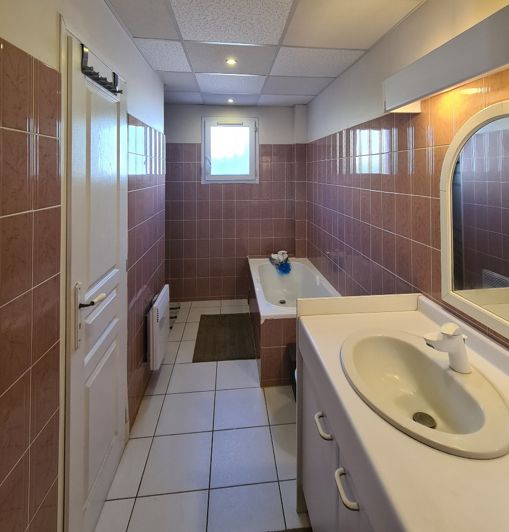 Image No.27-7 Bed Property for sale